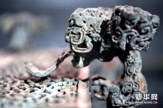 在河南博物院的展厅里，国宝云纹铜禁总是能吸引观众驻足观赏
